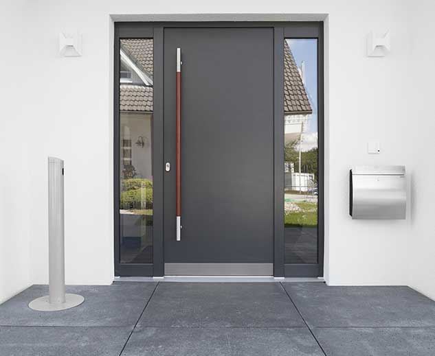 Moderne anthrazitfarbene Haustür mit Seitenteil